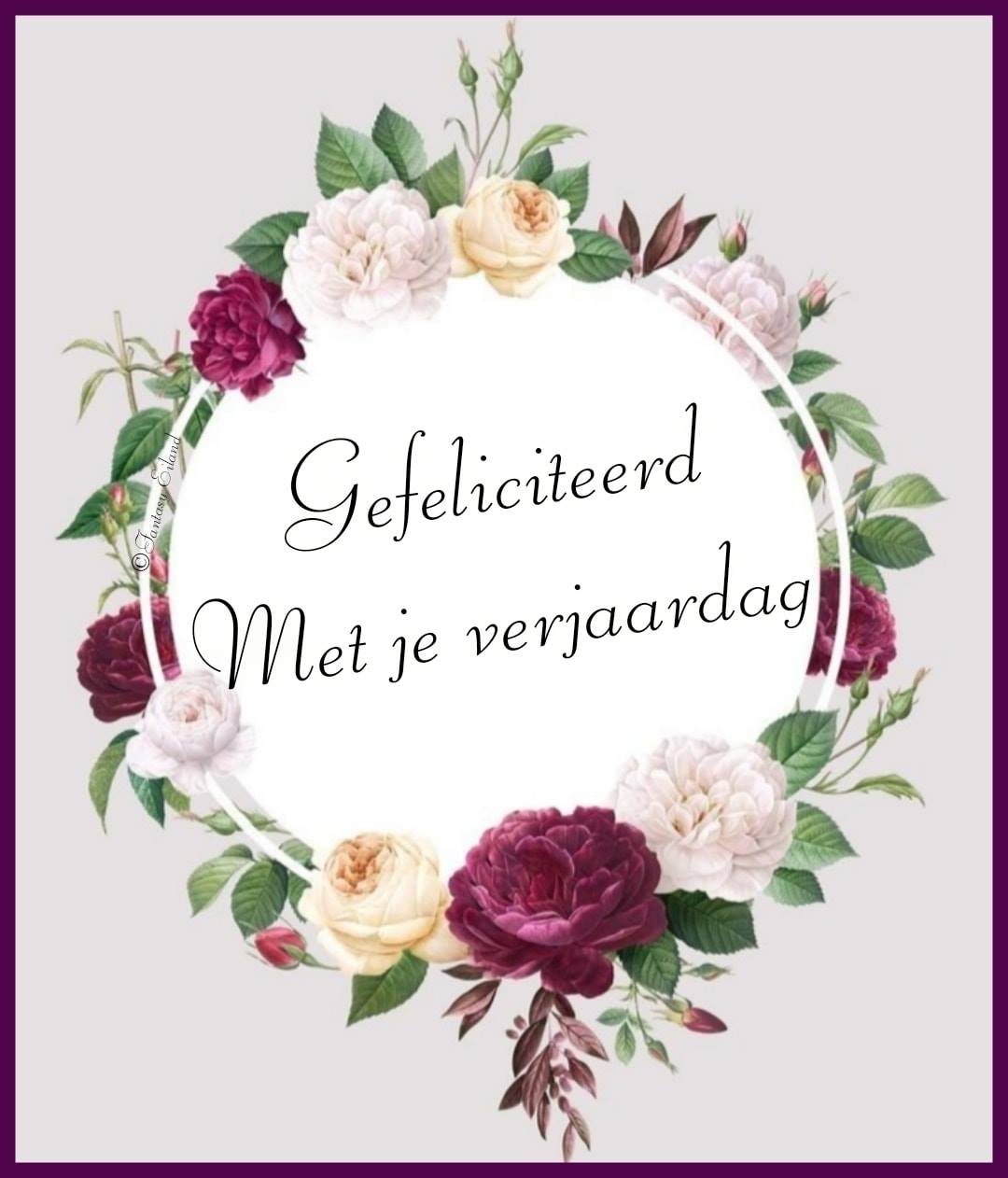 Een elegante bloemenkrans met 'Gefeliciteerd met je verjaardag' in sierlijk schrift