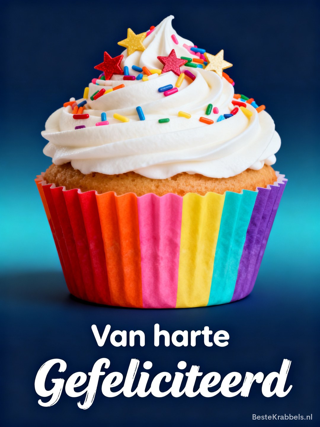 Cupcake met witte topping, sprinkles en sterretjes, met tekst ‘Van harte gefeliciteerd’