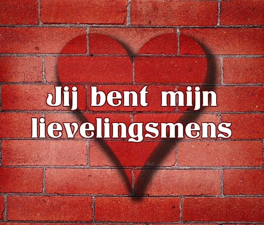 Rode bakstenen met een hartvormige schaduw en tekst 'Jij bent mijn lievelingsmens'