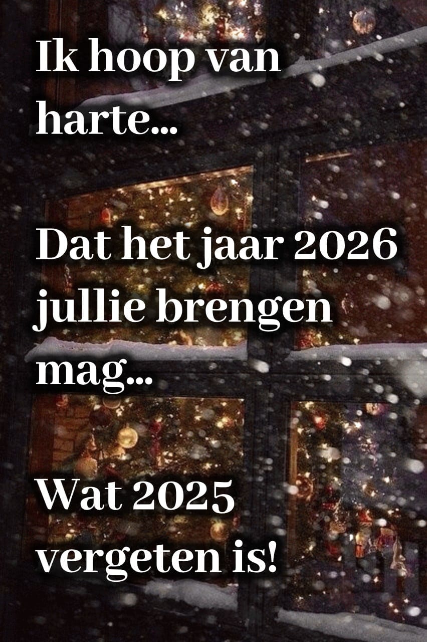 Een sfeervolle kerstboom verlicht een raam met sneeuwvlokken terwijl een hoopvolle nieuwjaarswens wordt gedeeld