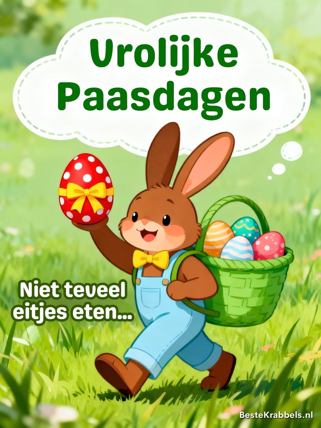 Vrolijk konijntje met eierenmand en paasei in de hand op groen gras met paaswens