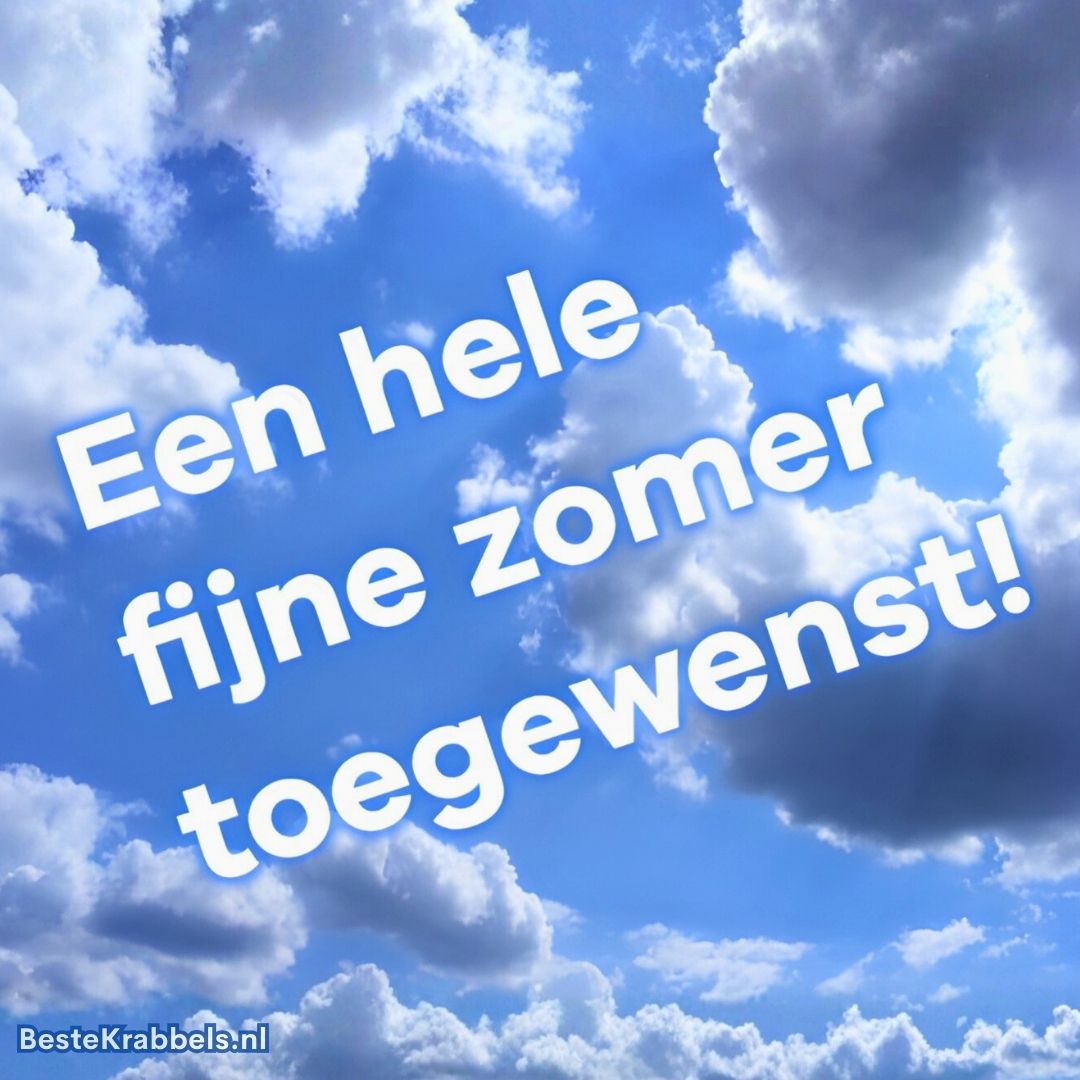 Wolken tegen een blauwe lucht met de tekst 'Een hele fijne zomer toegewenst!