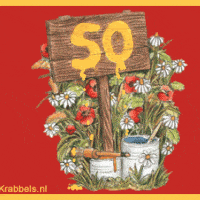 Een houten bord met de letters SQ, omringd door bloemen, een gieter en een hark, tegen een rode achtergrond