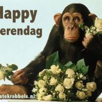 Een jonge chimpansee omringd door bloemen, vrolijk vierend met een charmante glimlach.