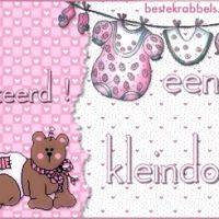 Roze kaart met babykleding, fopspenen, teddybeer en tekst: gefeliciteerd een kleindochter