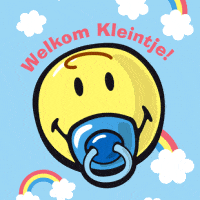 Een lachend gezichtje met een speen, omringd door wolken en regenbogen, met de tekst 'Welkom Kleintje!'