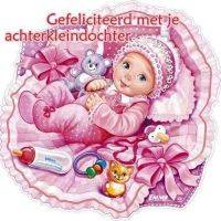 Een kaart met een baby omringd door speelgoed en de tekst 'Gefeliciteerd met je achterkleindochter'