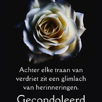 Witte roos op zwarte achtergrond met de tekst: 'Achter elke traan van verdriet zit een glimlach van herinneringen. Gecondoleerd.'