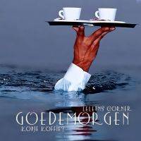 Een hand die vanuit het water een dienblad met koffiekopjes omhoog houdt