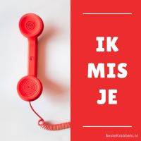 Rode telefoonhoorn met spiraalsnoer naast rode achtergrond met tekst: Ik mis je