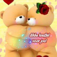 Twee teddyberen omhelzen elkaar liefdevol, versierd met hartjes en sterren