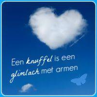 Hartvormige wolk in een blauwe lucht met liefdevolle tekst en een vlinder