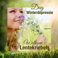 Vrouw geniet van een bloem in het lentelandschap met tekst over afscheid van winterdepressie en welkom lentekriebels