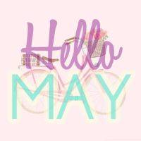 Tekst 'Hello May' met een fiets en een bloemenmand op een zachte roze achtergrond