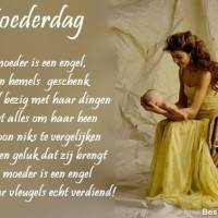 'Een vrouw in een elegante gele jurk geniet van een moment van pure moederliefde terwijl ze zacht haar baby vasthoudt.'