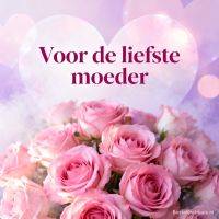 Roze rozen met paarse achtergrond en hartvormige lichtvlekken, met de tekst voor de liefste moeder