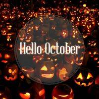 Veel gloeiende Halloweenpompoenen in het donker met de tekst “Hello October” in het midden