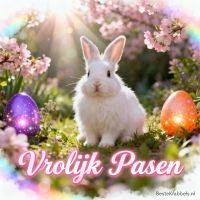 Wit konijn tussen roze bloesem en twee glinsterende paaseieren met zonnestralen