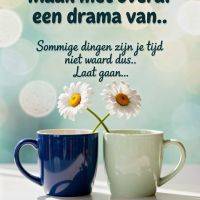 Inspirerende tekst over loslaten, met twee mokken en madeliefjes op een zachte, pastelachtige achtergrond