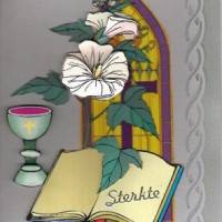 Een open boek met het woord 'Sterkte', witte bloemen, een glas met wijn en een raam met gekleurd glas