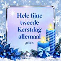 Kerstgroet met blauwe kaarsen, sneeuwvlokken en kerstballen in winterse blauwe tinten