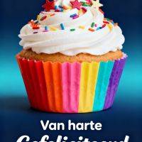 Cupcake met witte topping, sprinkles en sterretjes, met tekst ‘Van harte gefeliciteerd’