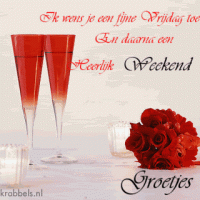 Twee champagneglazen klaar om te klinken, omringd door romantische rozen en kaarslicht, vieren de start van het weekend.