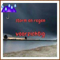 Een dreigende storm met donkere wolken boven water en strand, met de tekst 'storm en regen voorzichtig'